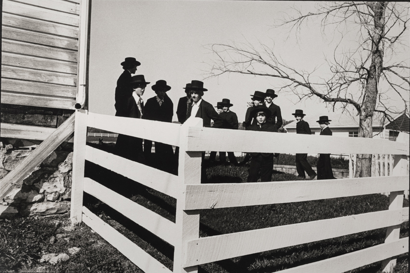 Enfants Amish, près d'Harrisburg, Pennsylvanie, Etats-Unis