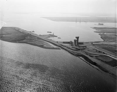 vue-aerienne-du-port-petrolier-de-fos-poste-de-commande-cle-a-molette-dite-vigie-du-terminal-petrolier-construction-en-1966-1968